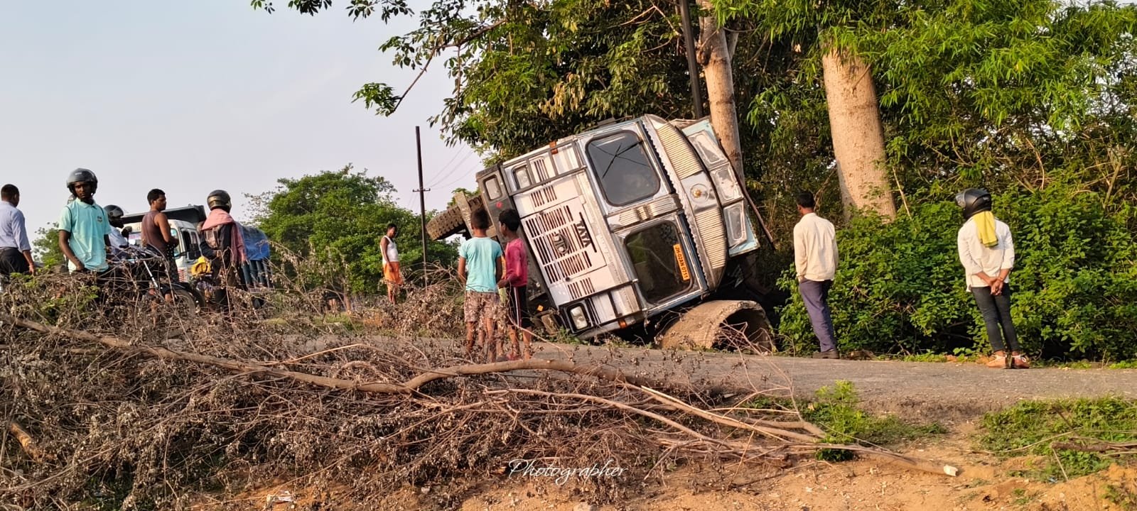 बासल में कोयला लदा ट्रक असन्तुलित होकर पलटा, चालक घायल