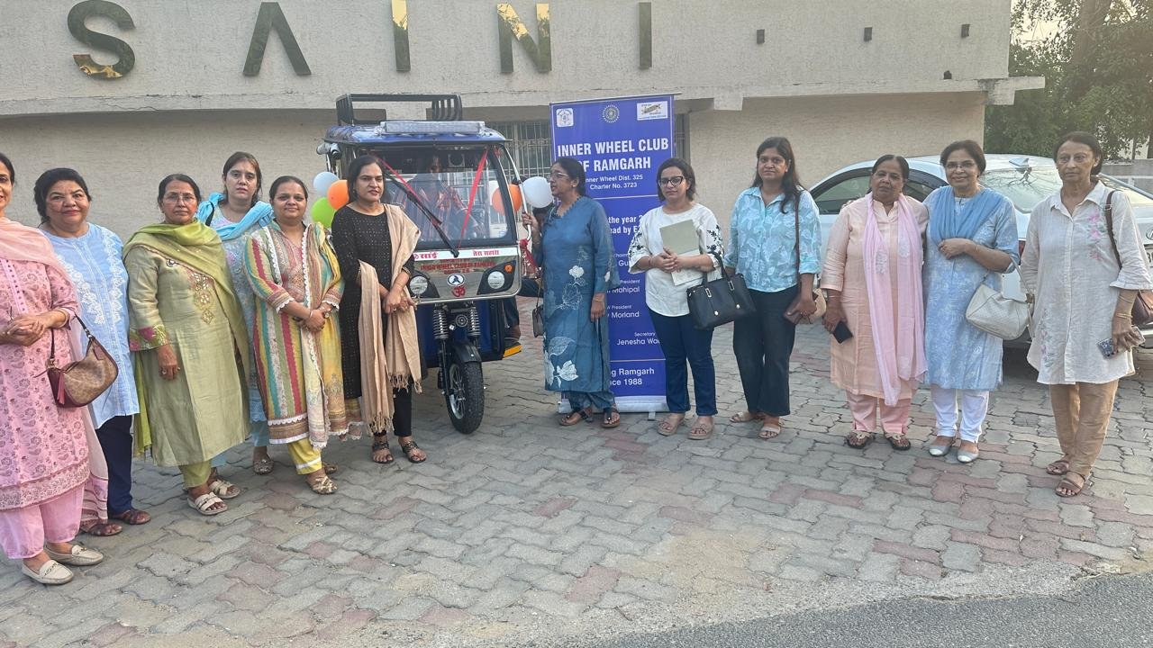 इनरव्हील क्लब रामगढ़ ने समाज सेवा एवं आत्मनिर्भरता को बढ़ावा देने के लिए ई-रिक्शा उपलब्ध कराया