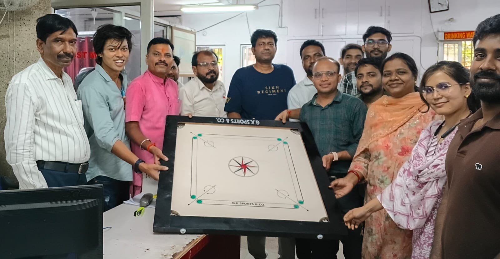 भारतीय डाक कर्मचारी महासंघ के तरफ से डाकघर के कर्मचारियों को कैरम बोर्ड प्रदान किया गया