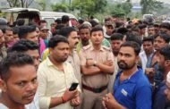 रामगढ़:सड़क हादसे में युवक की मौत, मुआवजे की मांग को लेकर ग्रामीणों ने किया सड़क जाम