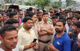 रामगढ़:सड़क हादसे में युवक की मौत, मुआवजे की मांग को लेकर ग्रामीणों ने किया सड़क जाम