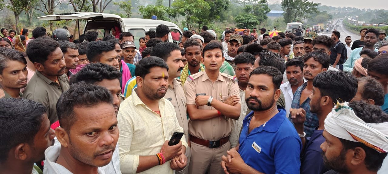 रामगढ़:सड़क हादसे में युवक की मौत, मुआवजे की मांग को लेकर ग्रामीणों ने किया सड़क जाम