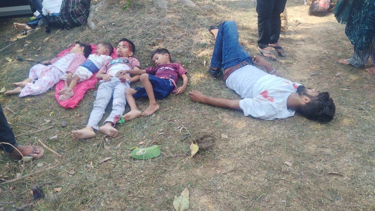 भीषण सड़क हादसा:पति-पत्नी और तीन बच्चों की मौत, चार घायल