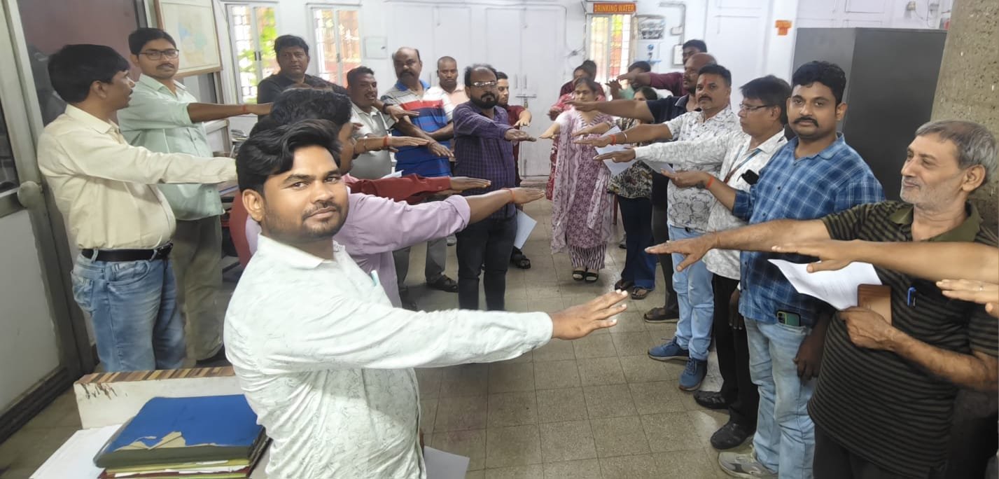 विश्व रक्तदाता दिवस के मौके पर डाकघर कर्मचारियों ने शपथ लिए