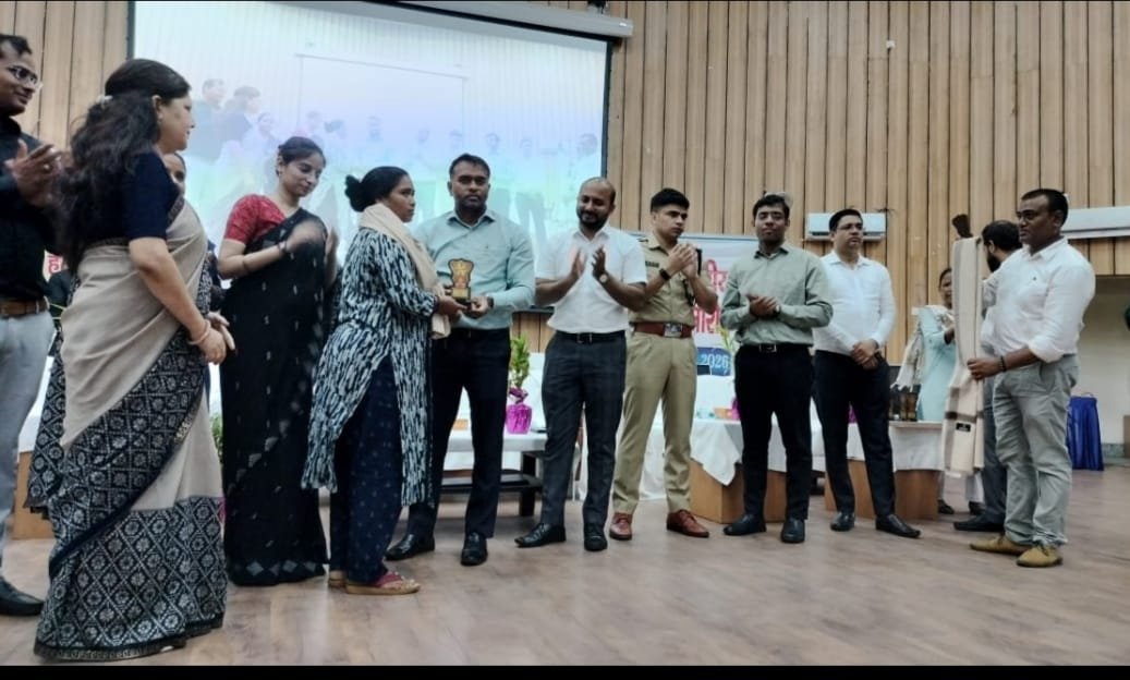 कस्तूरबा विद्यालय पतरातू को शत-प्रतिशत परीक्षाफल के लिए मिला जिला स्तरीय सम्मान
