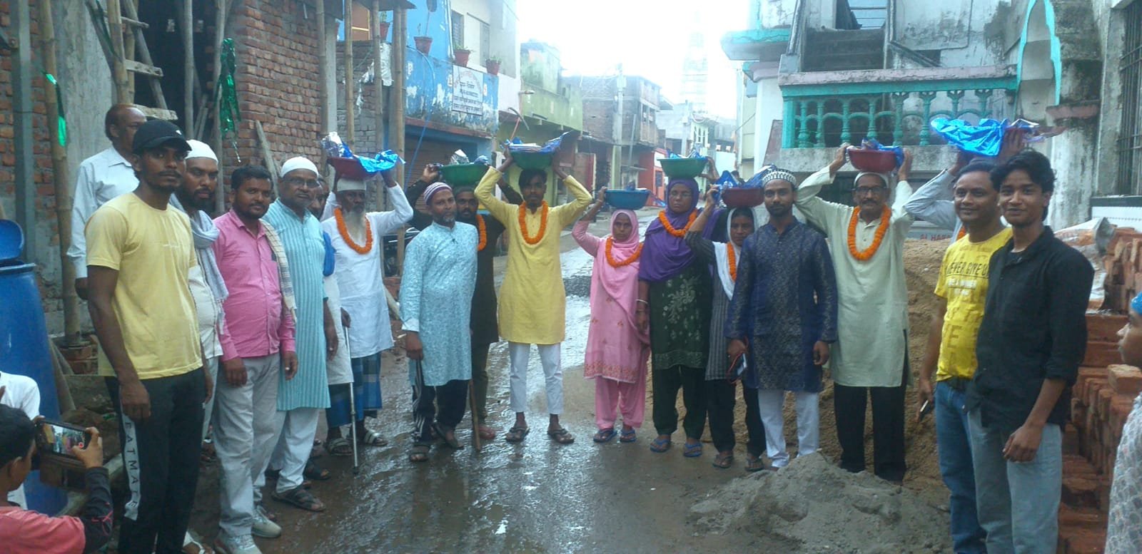 भदानीनगर चिकोर में मदरसा और वजुखाना छत ढलाई निर्माण की पहली कढ़ाई की बोली 35 हजार लगी व दूसरी 30 हजार 100