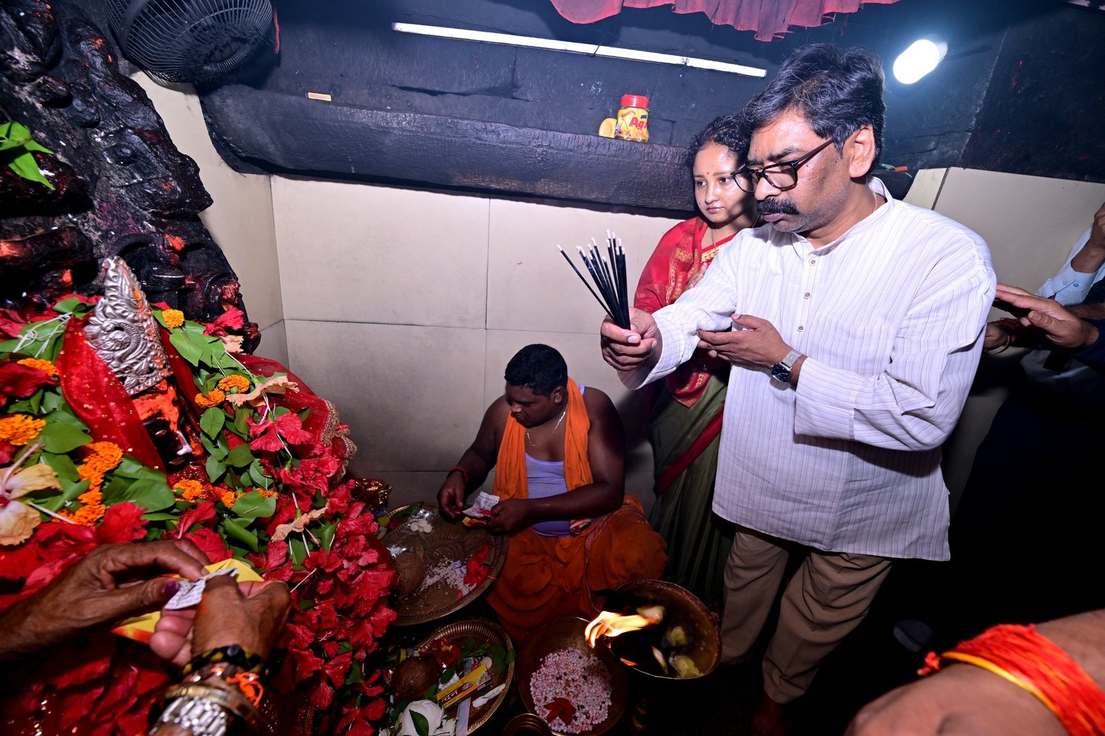 मुख्यमंत्री हेमन्त सोरेन ने माँ दिउड़ी मंदिर में पूजा-अर्चना कर समस्त राज्य वासियों की सुख, समृद्धि, खुशहाली एवं उन्नति की कामना की