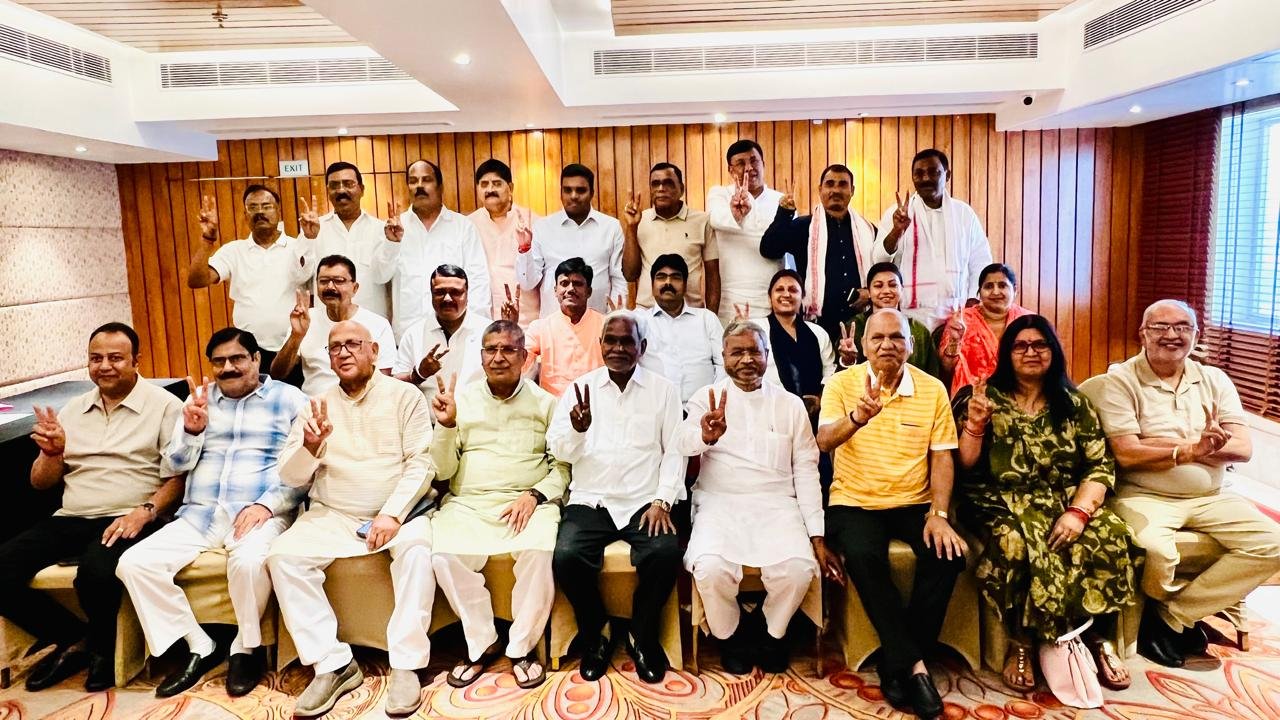 रेडिशन ब्लू होटल में एनडीए विधायकों की दिखी एकजुटता, विधायकों को दिया गया मॉक पोल प्रशिक्षण