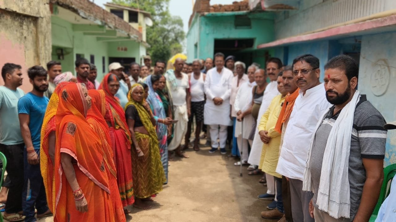 हजारीबाग सांसद मनीष जायसवाल ने टाटीझरिया में किया तूफानी दौरा
