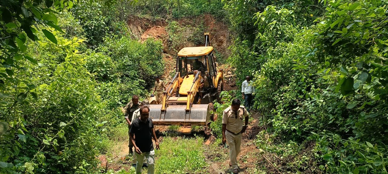 बंद लपंगा कोलियरी में सीसीएल बरका स्याल ने अवैध मुहाना को बंद कराया