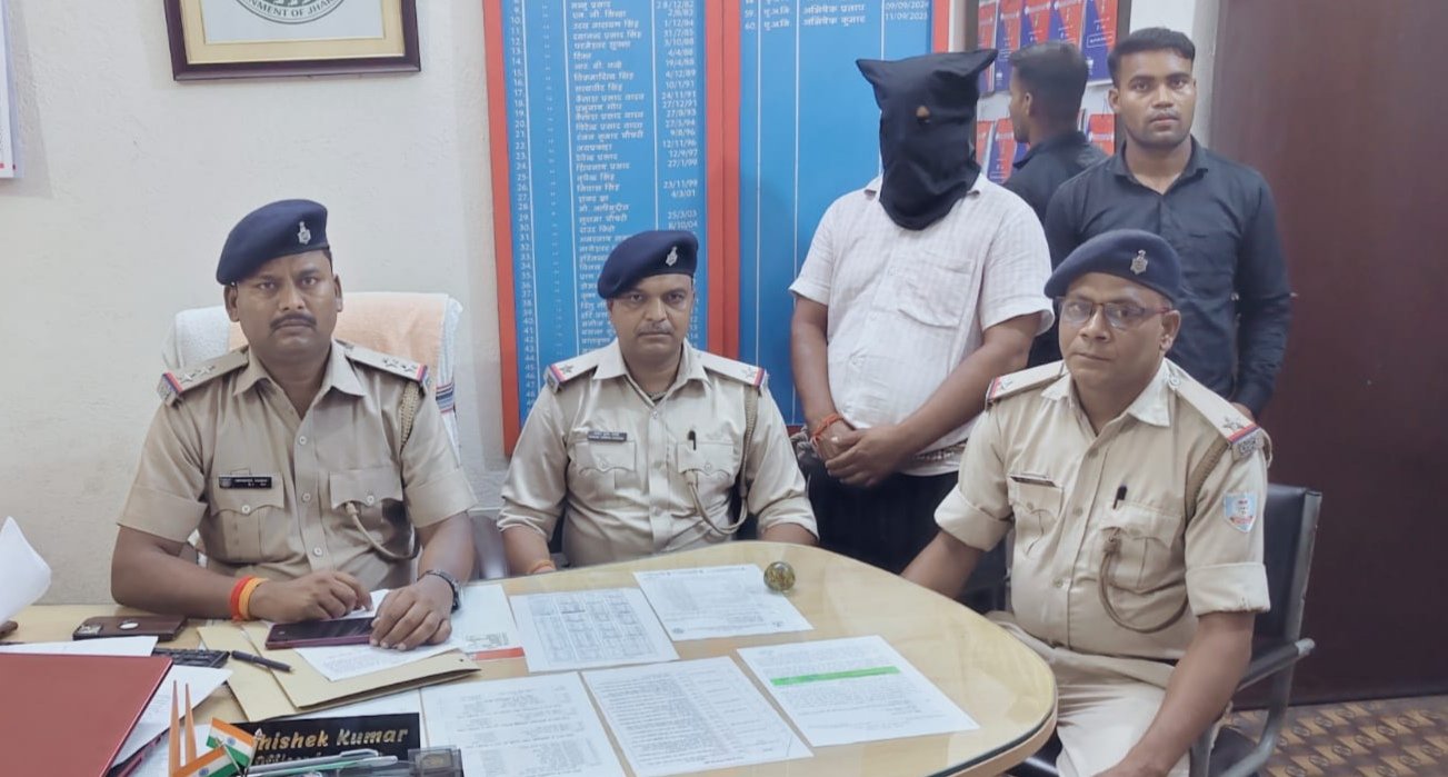गोला थाना क्षेत्र के बंदा में अवैध शराब निर्माण के खिलाफ छापामारी