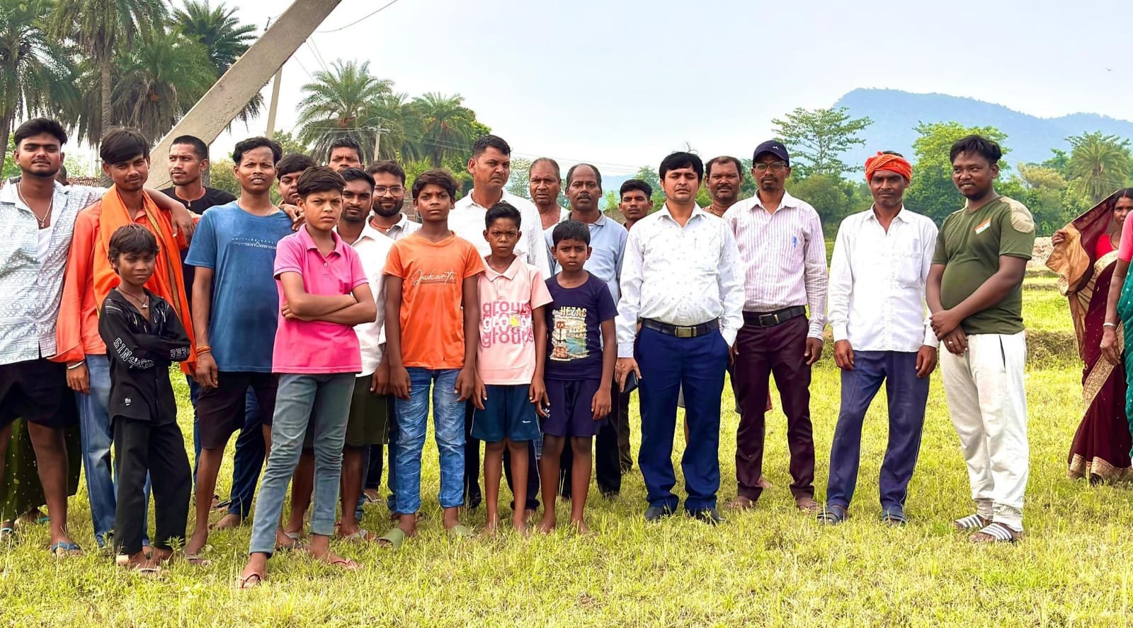 11 हजार वोल्ट का तार जमीन से महज 5 फीट ऊपर झूल रहा, हादसे की आशंका से ग्रामीणों में आक्रोश