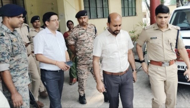 नीट परीक्षा को लेकर पीएम श्री केंद्रीय विद्यालय बरकाकाना पहुंचे उपायुक्त व पुलिस अधीक्षक