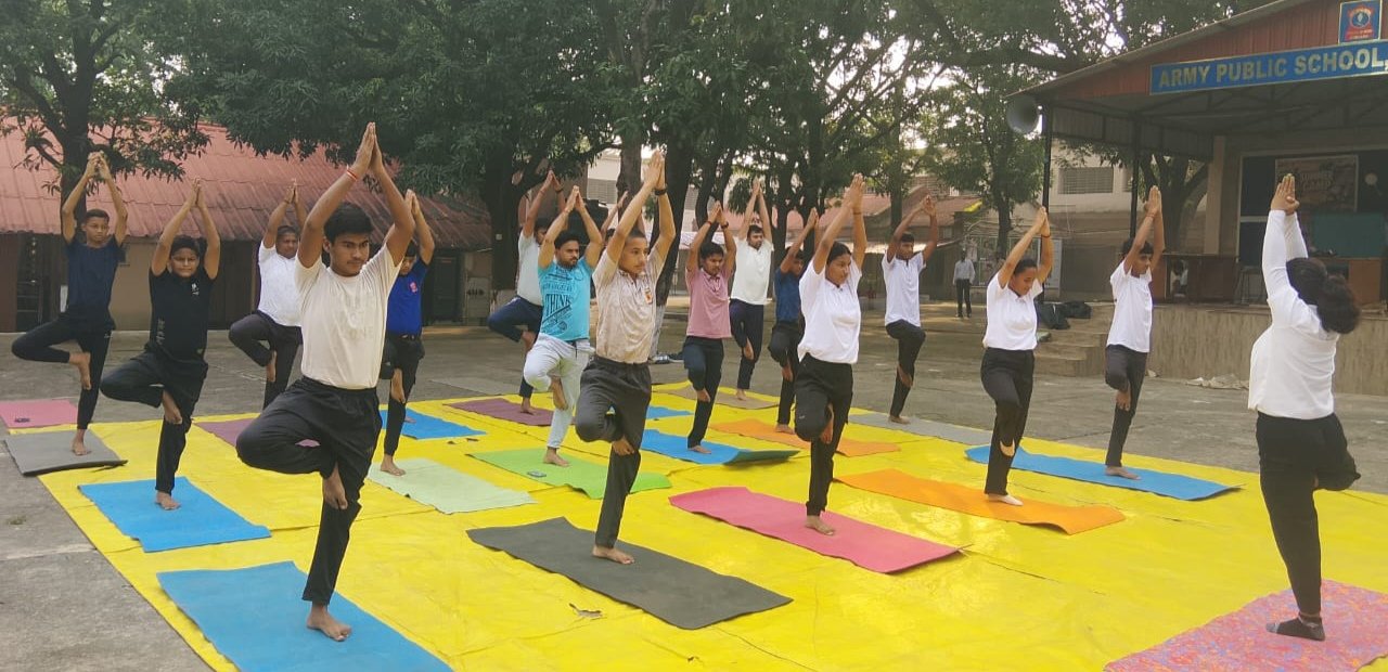 आर्मी पब्लिक स्कूल रामगढ में उत्साह और अनुशासन के साथ मनाया गया अंतर्राष्ट्रीय योग दिवस