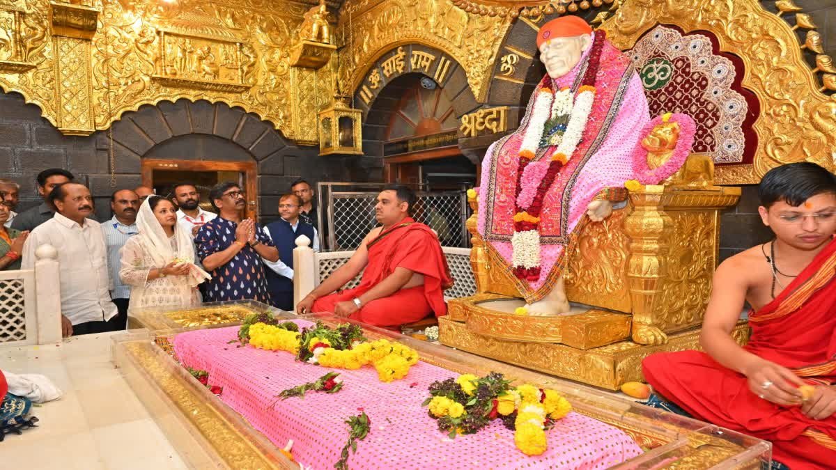 सीएम हेमंत सोरेन ने शिरडी साईं बाबा के किए दर्शन, लोगों की सेवा करने का मांगा आशीर्वाद