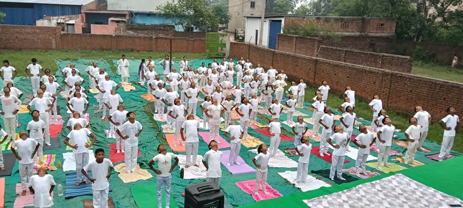 मॉडर्न पब्लिक स्कूल रामानगर में अंतर्राष्ट्रीय योग दिवस का भव्य आयोजन
