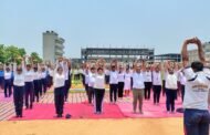 विश्व योग दिवस पर राधा गोविन्द विश्वविद्यालय में उमड़ा उत्साह, सामूहिक योगाभ्यास से गूंजा पूरा परिसर