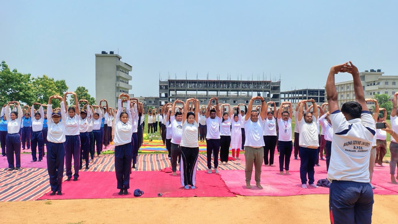 विश्व योग दिवस पर राधा गोविन्द विश्वविद्यालय में उमड़ा उत्साह, सामूहिक योगाभ्यास से गूंजा पूरा परिसर