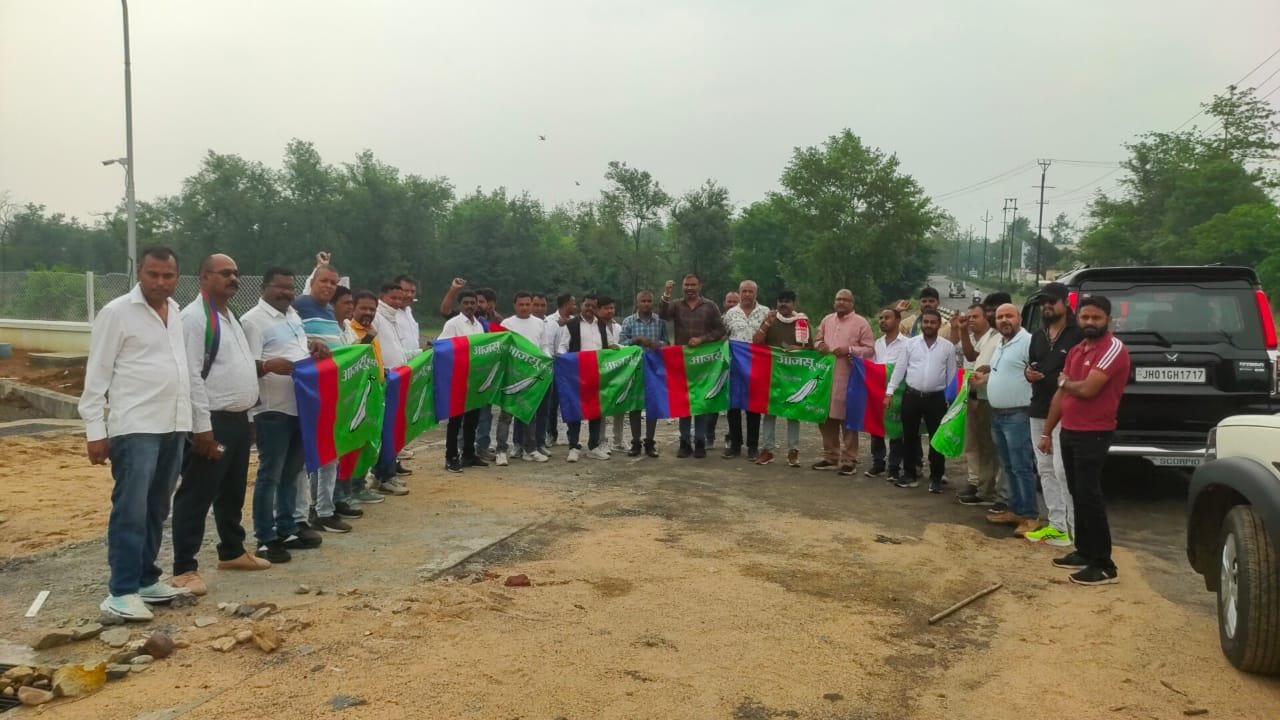 आजसू पार्टी के स्थापना दिवस सह जन आक्रोश मार्च कार्यक्रम में पतरातू क्षेत्र के कार्यकर्ता धनबाद हुए रवाना