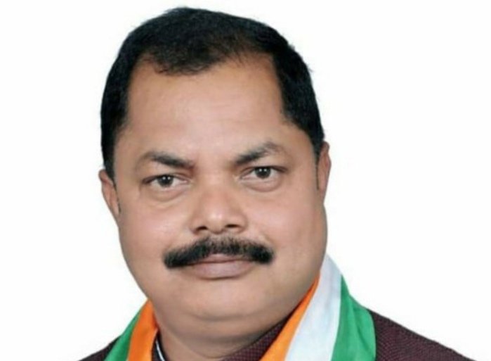 विश्व योग दिवस के मौके पर भाजपा कार्यालय में फूहड़ गीतों की धुन पर योगाभ्यास पर कांग्रेस का तंज