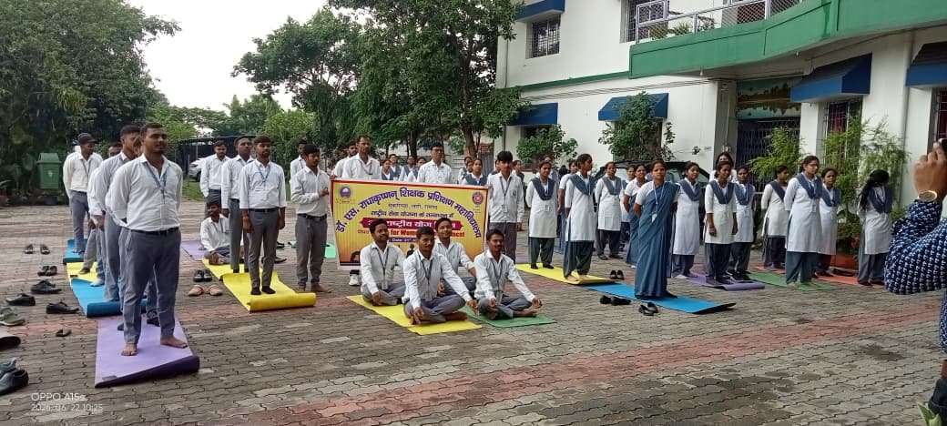विश्व योग दिवस पर डॉ एस राधाकृष्णन शिक्षक प्रशिक्षण महाविद्यालय में कार्यक्रम