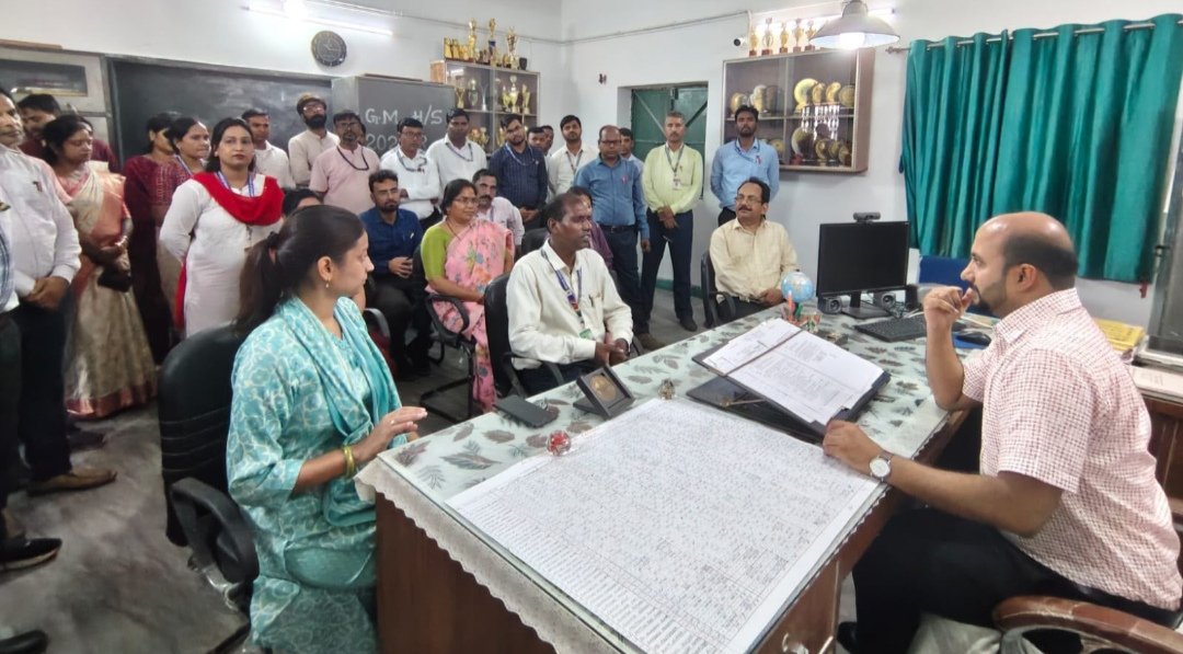 गांधी स्मारक प्लस टू मुख्यमंत्री उत्कृष्ट विद्यालय रामगढ़ का उपायुक्त ने किया निरीक्षण