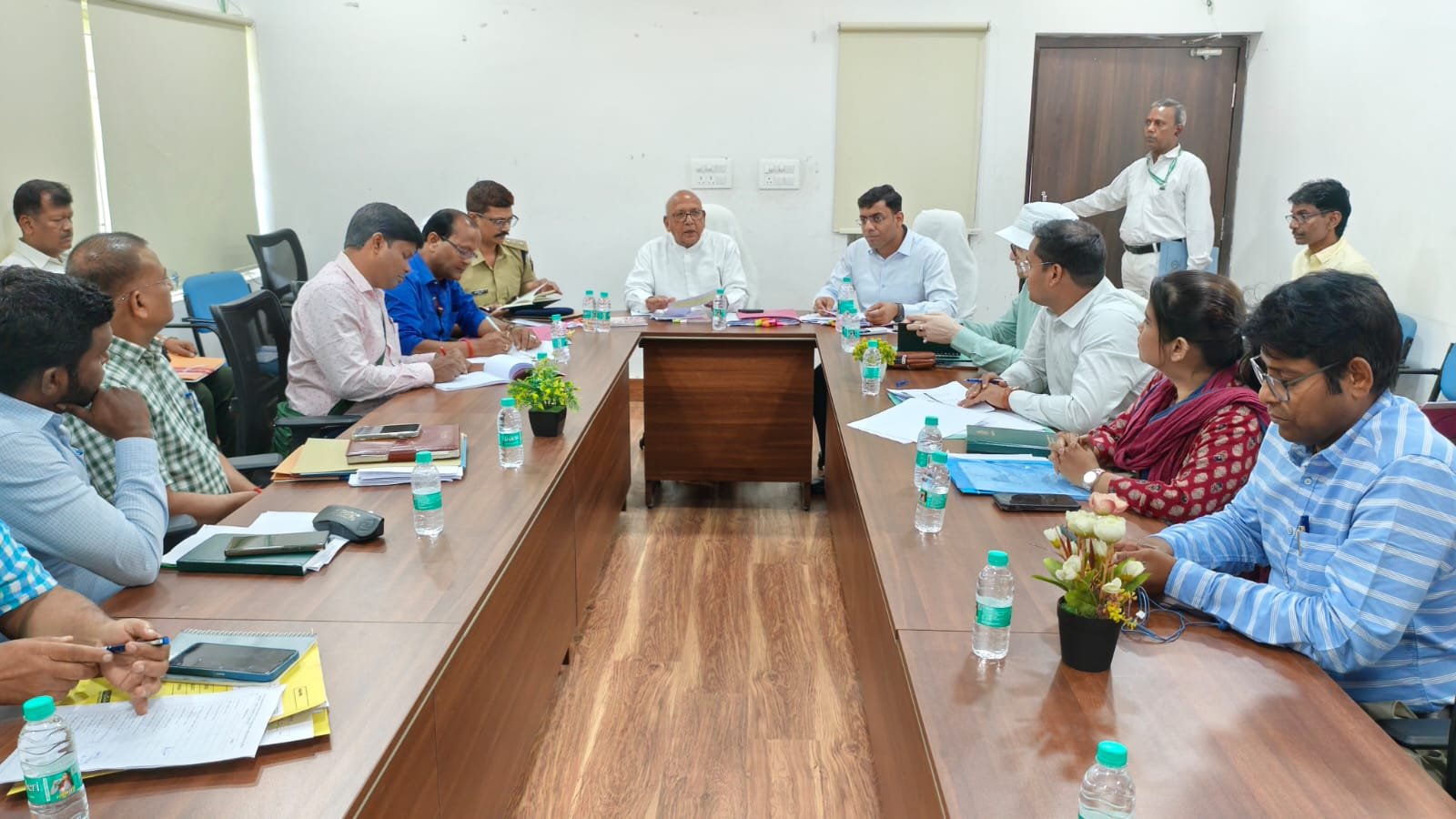 झारखंड विधानसभा की प्रत्यायुक्त समिति के सभापति सरयू राय ने अधिकारियों के साथ की समीक्षा बैठक