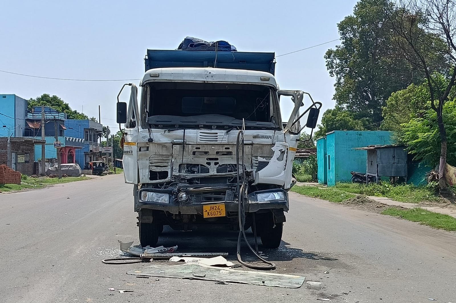 भदानीनगर के महुआ टोला में आगे चल रही हाइवा को पीछे से मेरी टक्कर, चालक घायल