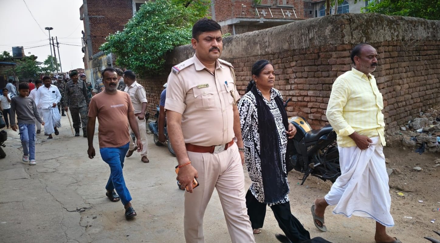 मोहर्रम पर्व के शांतिपूर्ण आयोजन के मद्देनजर मांडू थाना क्षेत्र में किया गया फ्लैग मार्च