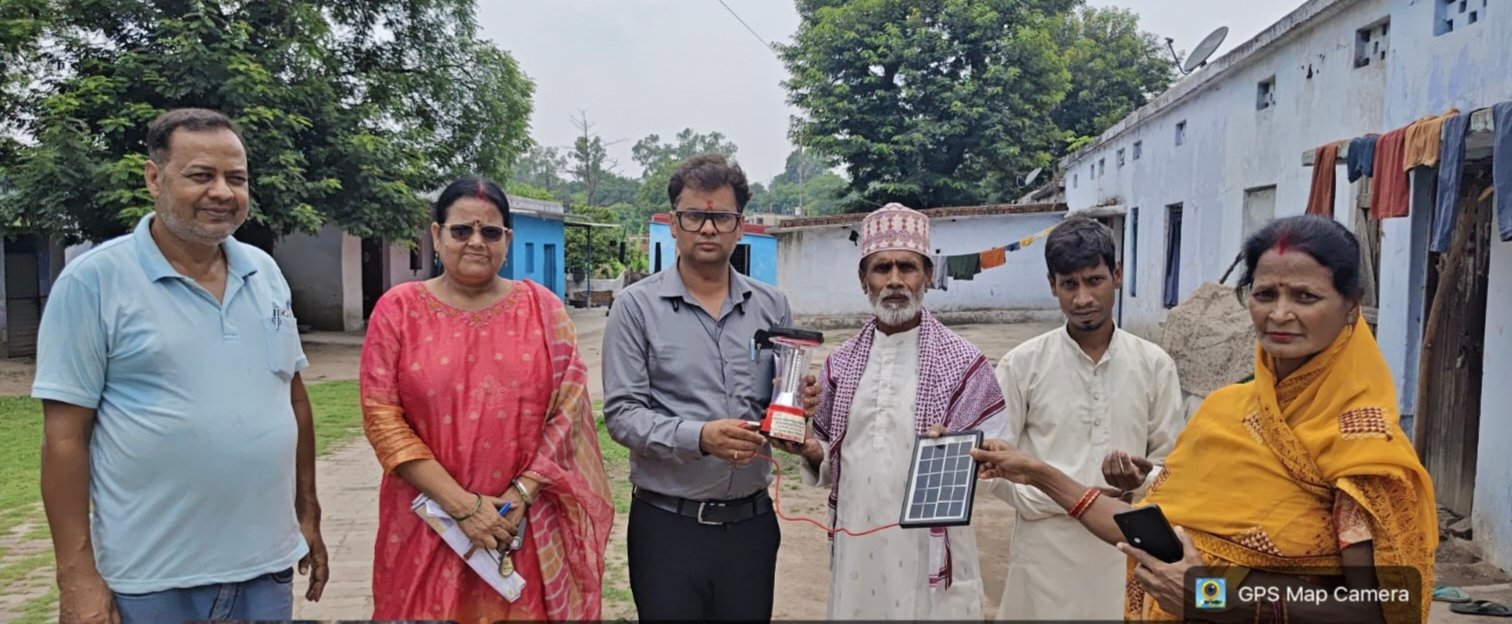 सीसीएल ने बीपीएल धारकों को दिया सोलर लैम्प