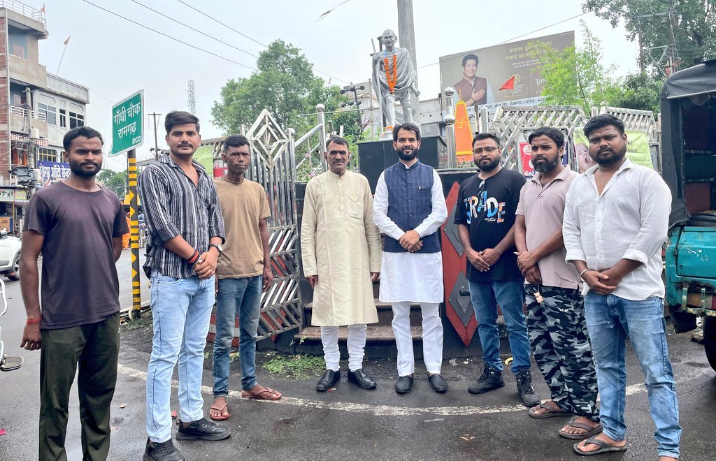 सामाजिक संगठन रामगढ़ बचाओ संघर्ष समिति ने महात्मा गांधी को पहनाया नया चश्मा