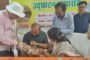 सामाजिक संगठन रामगढ़ बचाओ संघर्ष समिति ने महात्मा गांधी को पहनाया नया चश्मा