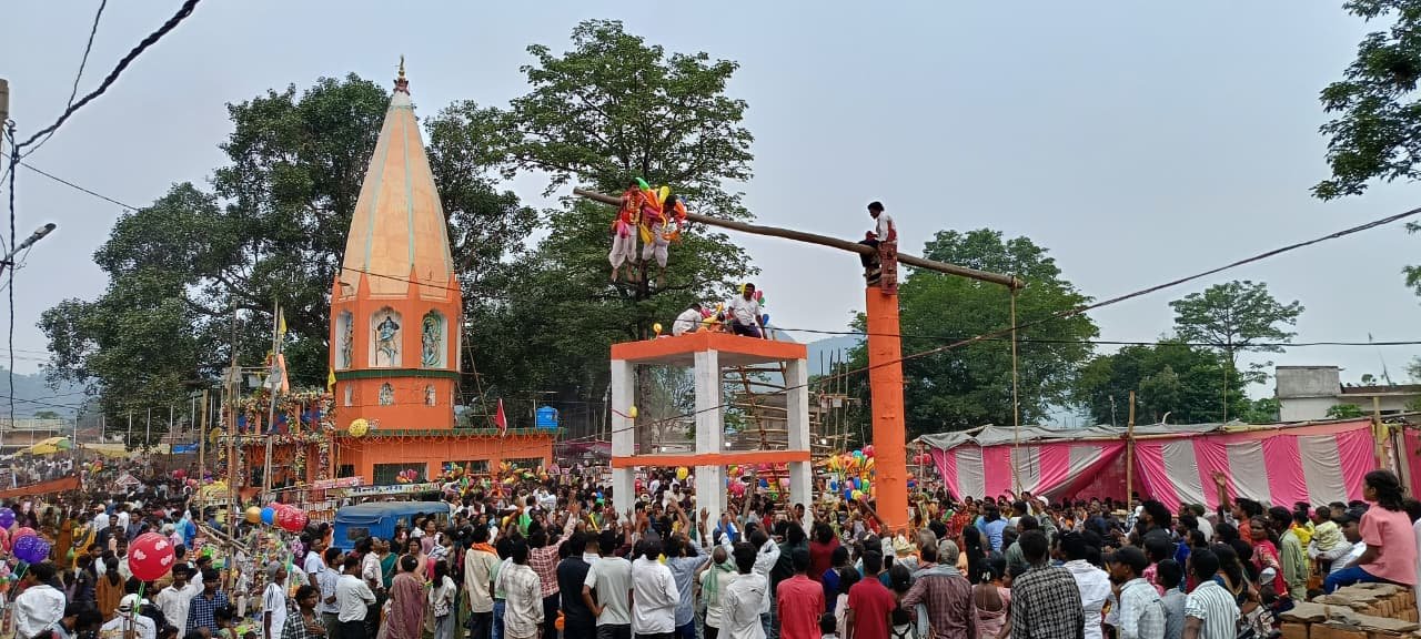 पाली में मंडा पुजा, दहकते अंगारों पर चल कर दी शिव भक्ति का परिचय