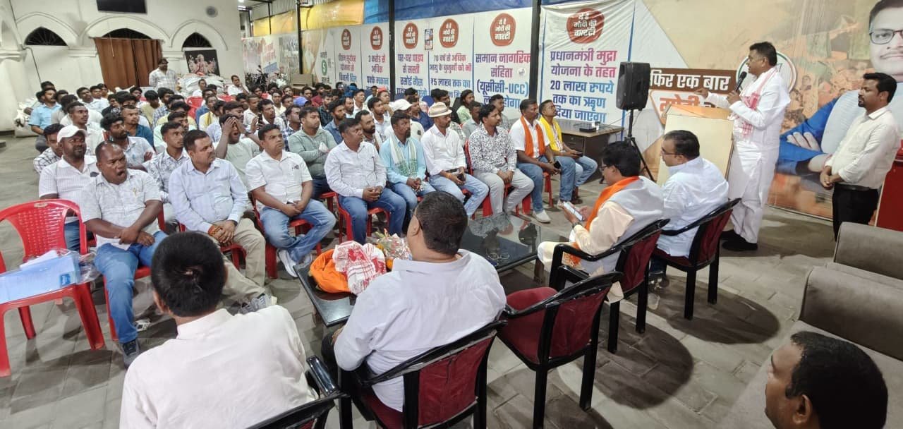 मांडू के विस्थापित आदिवासियों गांवों के प्रतिनिधियों का हजारीबाग सांसद सेवा कार्यालय में हुआ जुटान