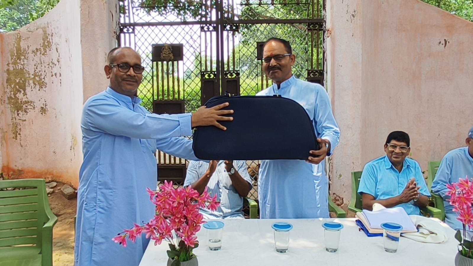 सरस्वती शिशु विद्या मंदिर पतरातू थर्मल में वरिष्ठ आचार्य उदय कुमार मिश्र को दी गई भावभीनी विदाई