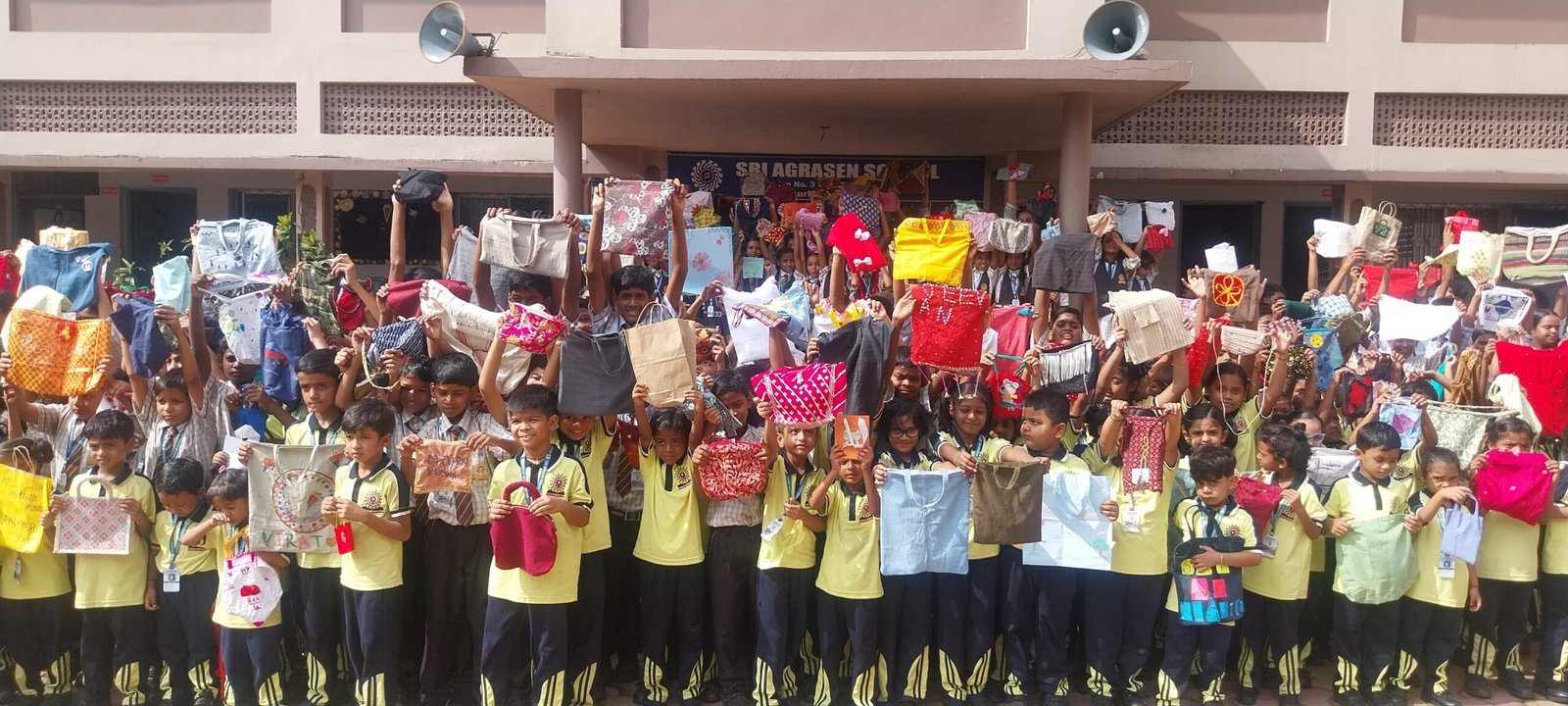 कपड़े और पेपर बैग के साथ बच्चों ने दिया प्लास्टिक मुक्त जीवन का संदेश