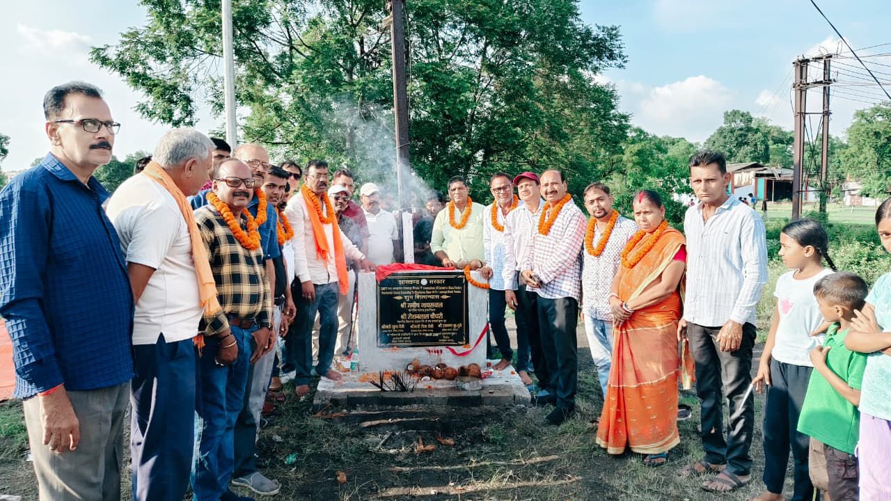 विधायक ने भदानीनगर में पुलिया और भुरकुंडा सौदा डी आंगनबाड़ी केंद्र का किया शिलान्यास 