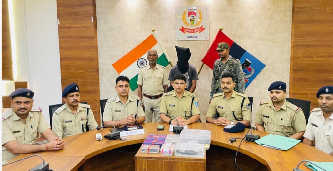 रामगढ़ पुलिस के लिए सोमवार का दिन ऐतिहासिक बना: दो कुख्यात अपराधी,चार पिस्तौल और 82 कारतूस बरामद