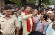 विष्णुगढ़ हॉस्पिटल चौक के प्रभावित फुटपाथ दुकानदारों से मिले सांसद,उनके दर्द की ली सुध