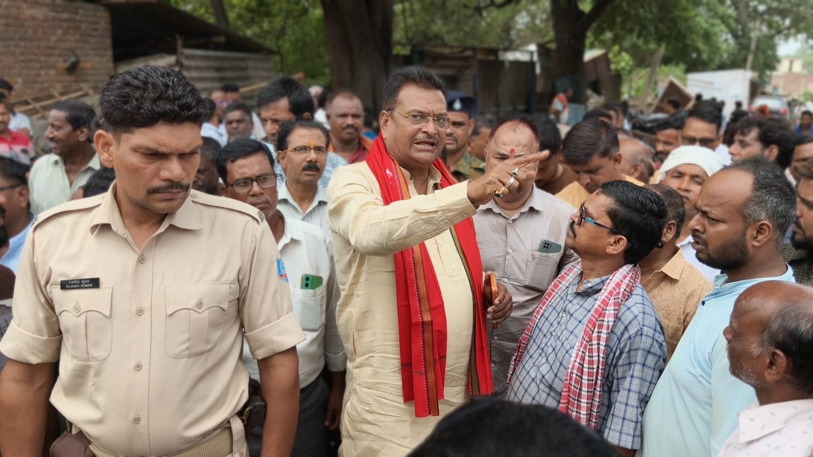 विष्णुगढ़ हॉस्पिटल चौक के प्रभावित फुटपाथ दुकानदारों से मिले सांसद,उनके दर्द की ली सुध