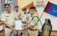 एसपी ने पुलिस पदाधिकारियों को प्रशस्ति पत्र और जवानों को नगद पुरस्कार देकर बढ़ाया हौसला