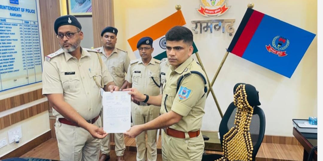 एसपी ने पुलिस पदाधिकारियों को प्रशस्ति पत्र और जवानों को नगद पुरस्कार देकर बढ़ाया हौसला