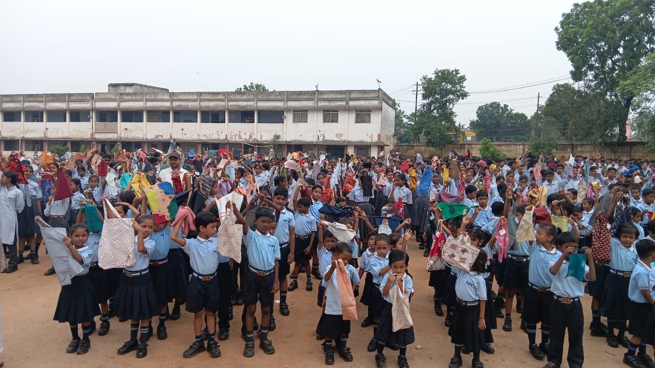 डीएवी आरा में बच्चों के बीच चलाया गया सेल्फी विथ झोला अभियान