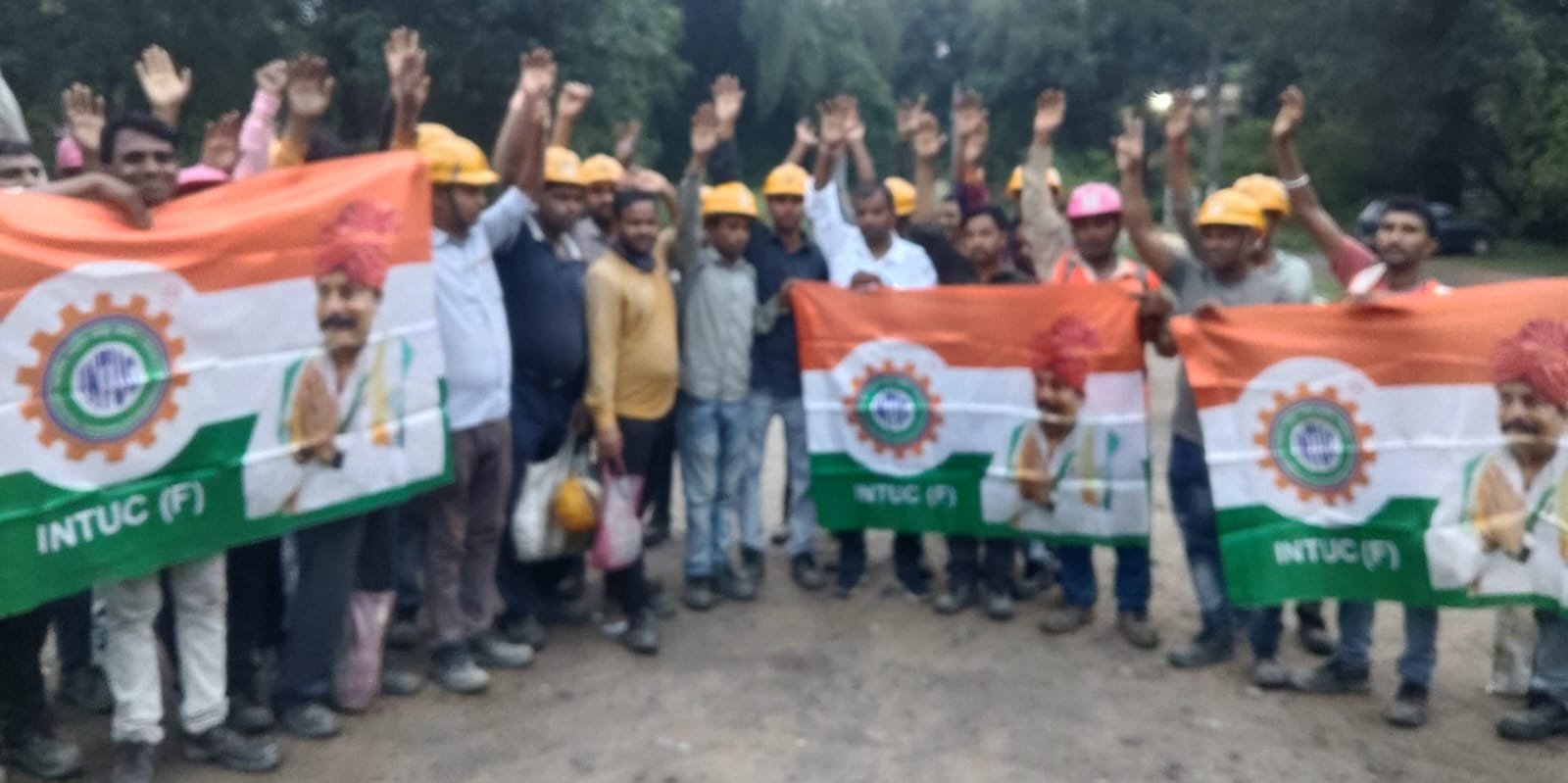 पीवीयूएनएल गेट के निकट इंटक फेडरेशन के कार्यकर्ताओं ने मजदूरों के समस्याओं को लेकर की बैठक