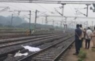 पतरातू रेलवे स्टेशन के प्लेटफार्म में ट्रेन से कट कर एक व्यक्ति की हुई मौत