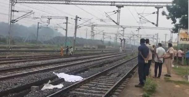 पतरातू रेलवे स्टेशन के प्लेटफार्म में ट्रेन से कट कर एक व्यक्ति की हुई मौत