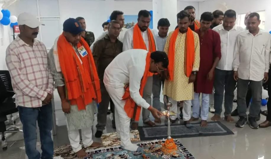 पतरातू में विवान बजाज शोरूम का शुभारंभ,विधायक ने किया उद्घाटन 