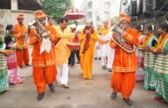 राधा की नगरी से आए , राधा की नगरी में आए,मन-नयनन में राधा-राधा,प्रेम-सुधा गठरी में लाए