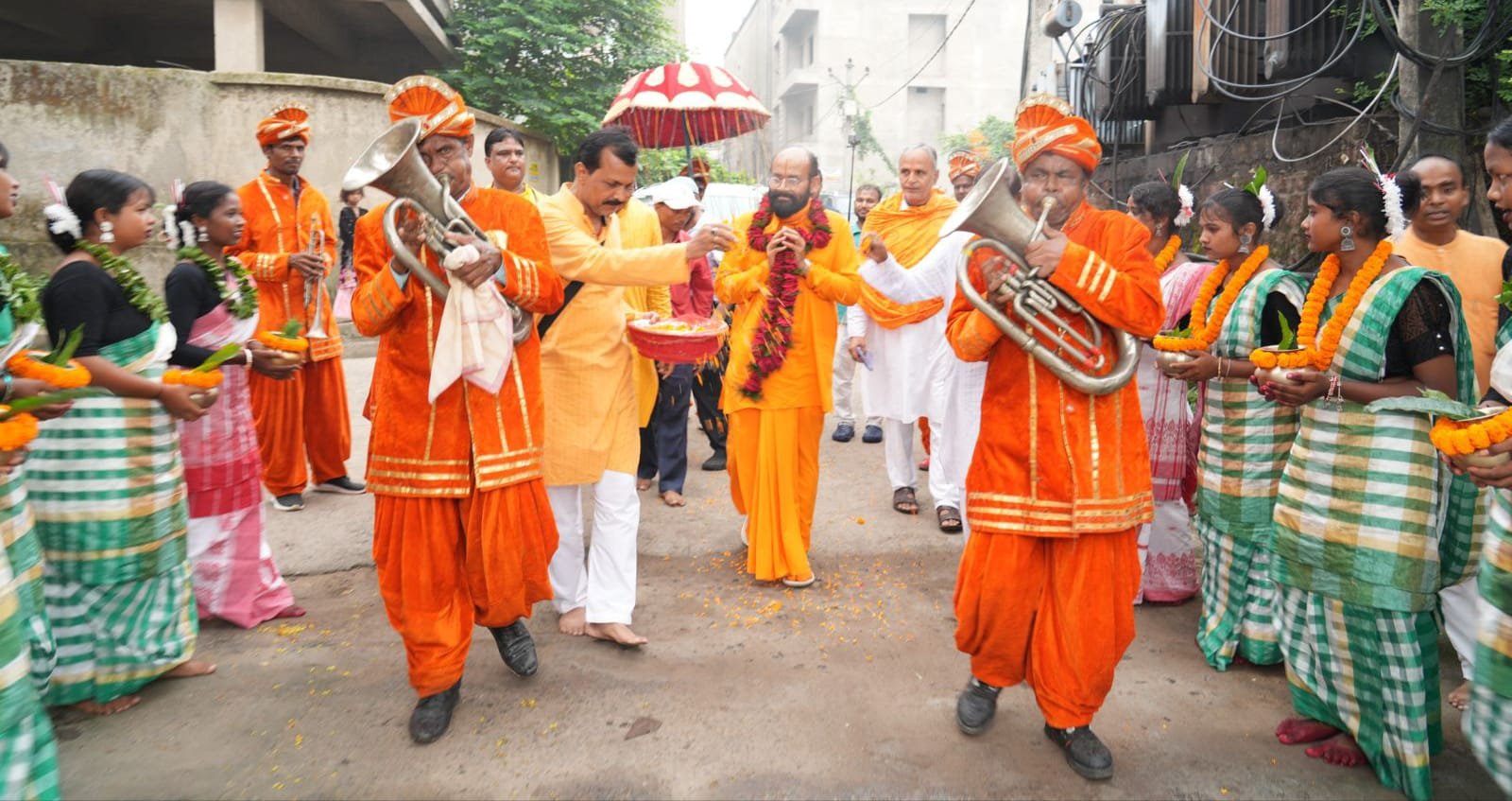 राधा की नगरी से आए , राधा की नगरी में आए,मन-नयनन में राधा-राधा,प्रेम-सुधा गठरी में लाए