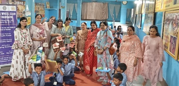 ओंकार विद्यालय में कार्ड बोर्ड, बेडशीट एवं सिलाई मशीन का वितरण